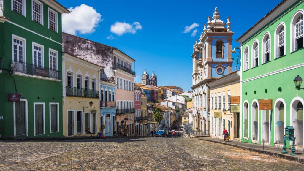 Vista de algumas belas casas senhoriais no Pelourinho e da Igreja Nossa Senhora do Rosário dos Pretos.
