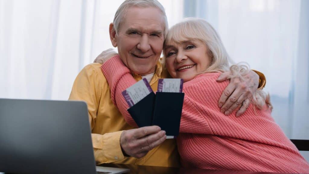 Idosos com 60 anos ou mais passam a ter direito de viajar de graça no Brasil