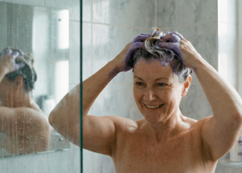 8 shampoos baratinhos para cobrir cabelos brancos sem encher os fios de química pesada
