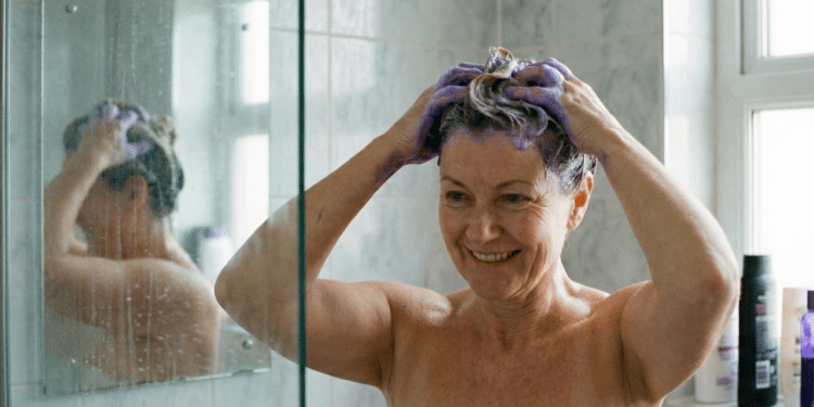 8 shampoos baratinhos para cobrir cabelos brancos sem encher os fios de química pesada