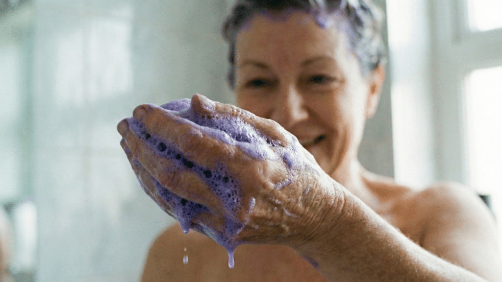 8 shampoos baratinhos para cobrir cabelos brancos sem encher os fios de química pesada