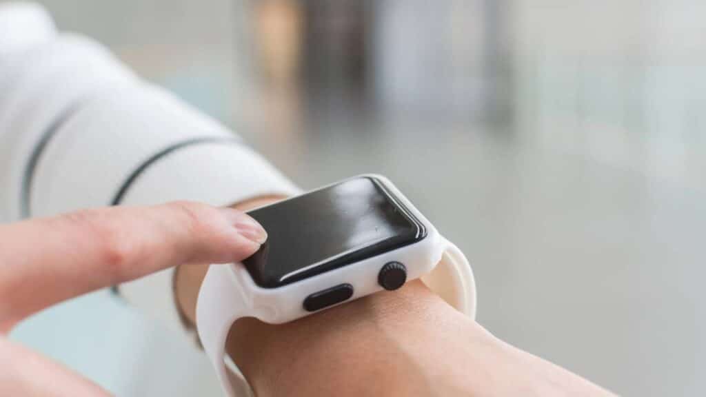 Como o smartwatch ajuda a cuidar da saúde física e emocional, usando dados acessíveis e gráficos simples