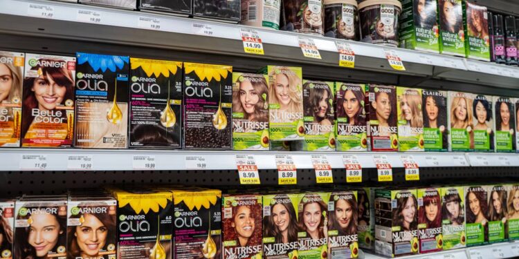 4 tintas de farmácia que cabeleireiros recomendam e que cobrem todos os fios sem desbotar rápido