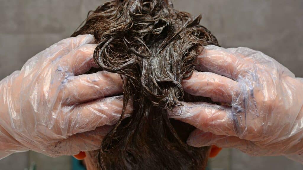 4 tintas de farmácia que cabeleireiros recomendam e que cobrem todos os fios sem desbotar rápido