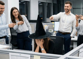 Comentários de bruxa e velha rendem indenização de R$ 25 mil a funcionária