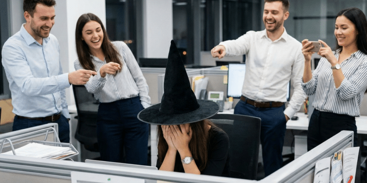 Comentários de bruxa e velha rendem indenização de R$ 25 mil a funcionária