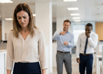 Colaboradora que era imitada por mancar ganha indenização na Justiça