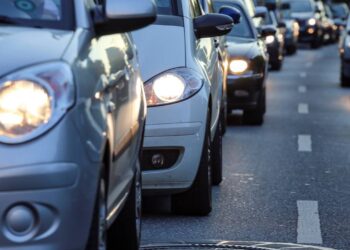 Lei do Farol começa a valer no Brasil e altera regras para motoristas