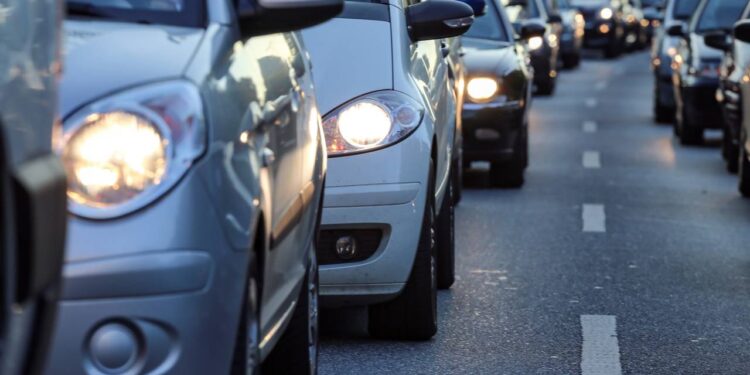 Lei do Farol começa a valer no Brasil e altera regras para motoristas