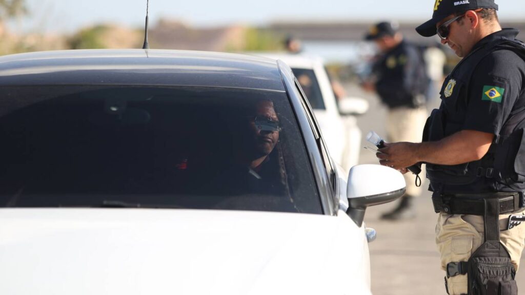 Lei do Farol começa a valer no Brasil e altera regras para motoristas