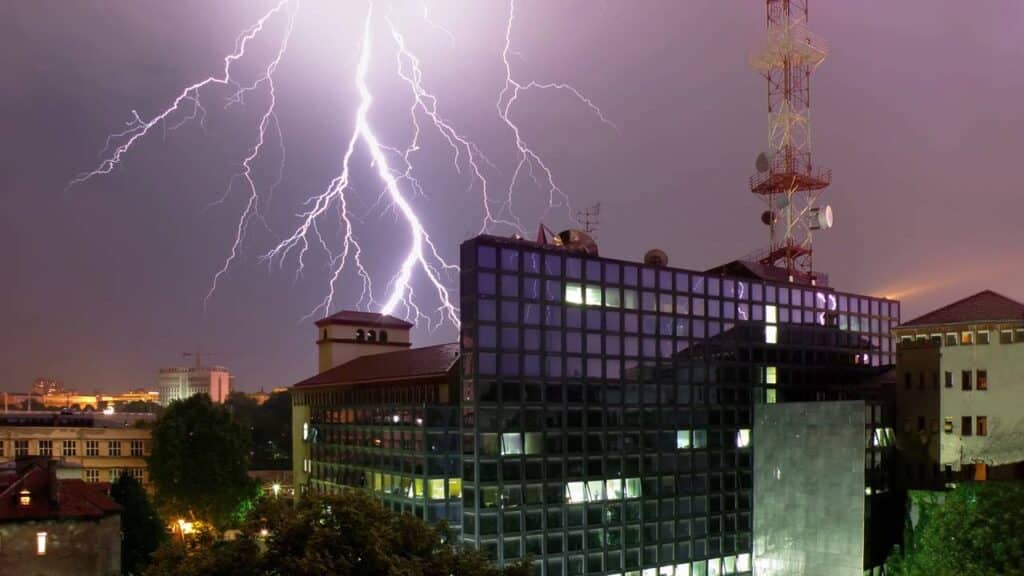 Saiba por que desligar sua televisão da tomada é essencial durante uma tempestade com raios