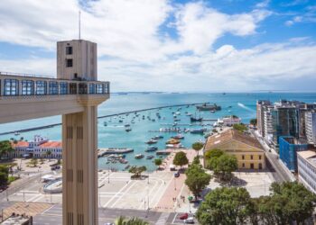 Vista do famoso Elevador Lacerda e da Baía de Todos os Santos - capital nordestina