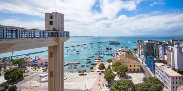 Vista do famoso Elevador Lacerda e da Baía de Todos os Santos - capital nordestina