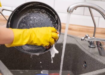 Aprenda como limpar panelas queimadas e manter o antiaderente intacto por muito mais tempo