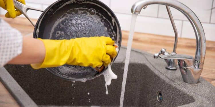 Aprenda como limpar panelas queimadas e manter o antiaderente intacto por muito mais tempo