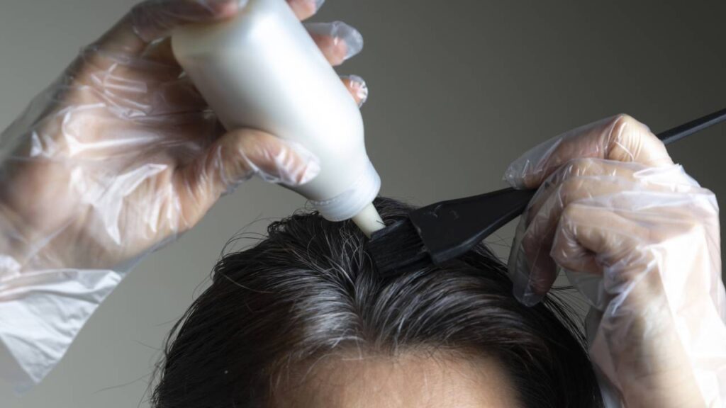 Top 6 melhores tintas sem amônia para cobrir cabelos brancos com suavidade