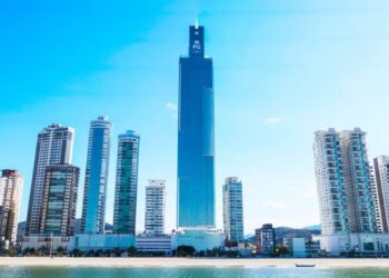 Cidade litorânea do Sul abriga o maior prédio do Brasil de 290 metros que custou mais de R$ 650 milhões e 84 pavimentos