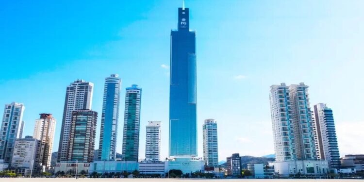 Cidade litorânea do Sul abriga o maior prédio do Brasil de 290 metros que custou mais de R$ 650 milhões e 84 pavimentos