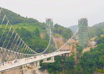 Ponte de vidro 'gigante' a mais de 300 metros de altura vira desafio extremo para turistas sobre cânion impressionante