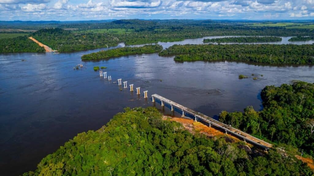 Maior ponte de Mato Grosso com 1.410 metros já atinge 60% das obras e vai melhorar a travessia do Rio Juruena com investimento de R$ 269,6 milhões