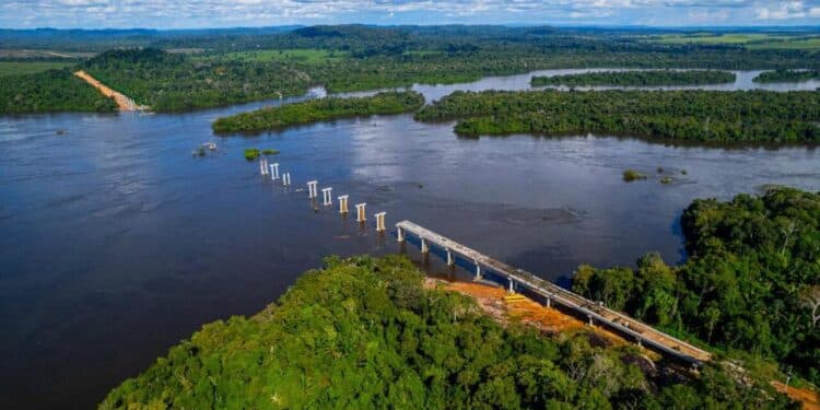 Maior ponte de Mato Grosso com 1.410 metros avança nas obras e chega a 60% de conclusão no Rio Juruena, recebendo investimento de R$ 269,6 milhões