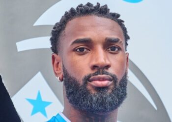 Meia Gerson desembarca em BH para assinar com o Cruzeiro e recebe festa da torcida