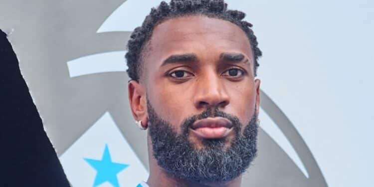 Meia Gerson desembarca em BH para assinar com o Cruzeiro e recebe festa da torcida