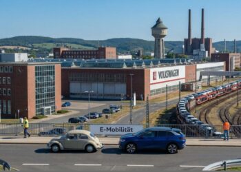 A impressionante maior fábrica da Volkswagen que evoluiu do Fusca aos carros elétricos, tem 60 mil funcionários e até ferrovias