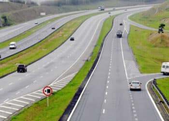 Motoristas enfrentam mudanças no trânsito do Corredor Ayrton Senna no Alto Tietê com obras no asfalto e nas juntas de dilatação, nos dois sentidos