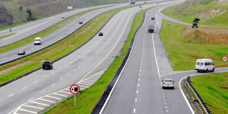 Motoristas enfrentam mudanças no trânsito do Corredor Ayrton Senna no Alto Tietê com obras no asfalto e nas juntas de dilatação, nos dois sentidos