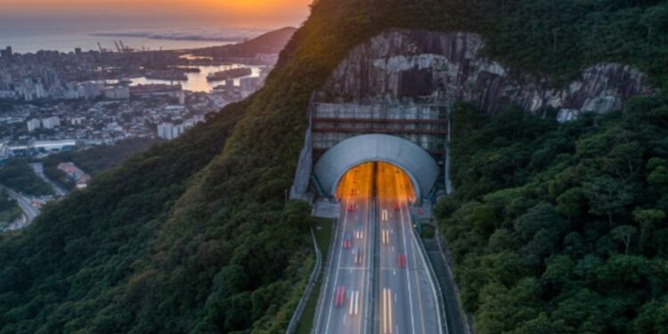 Novo túnel com mais de 6 km corta a Serra do Mar e promete reduzir em 40% o tempo de viagem entre São Paulo e Santos