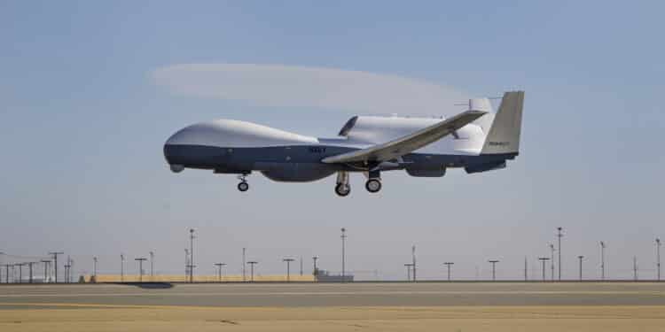 Aeronave militar dos EUA sobrevoa região próxima ao litoral do Irã em meio a tensões