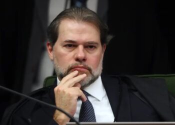 Pedido de impeachment contra o ministro Dias Toffoli é protocolado por senadores