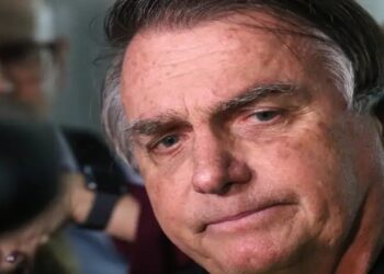 Flávio faz nova visita e atualiza estado de saúde de Jair Bolsonaro