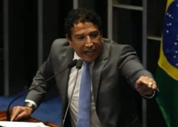 Senador cobra convocação de ministra do STM por suspeita de ligação com o 'Careca do INSS'