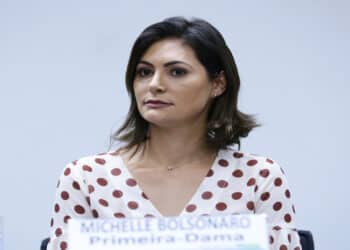 Michelle quebra o silêncio e fala sobre a primeira noite de Bolsonaro na Papudinha