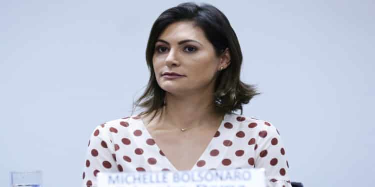 Michelle quebra o silêncio e fala sobre a primeira noite de Bolsonaro na Papudinha