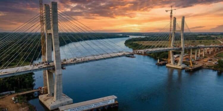 Ponte da Rota Bioceânica de R$ 5 bilhões entra na reta final das obras, está a 128 metros de ligar Brasil ao Paraguai e promete turbinar o comércio internacional