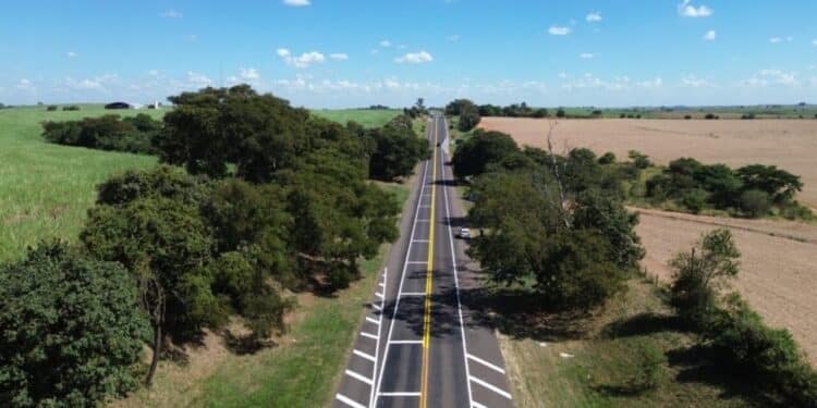 São Paulo aplica investimento de R$ 1,2 bilhão em obras e renova quase 700 km de rodovias no estado, melhorando a ligação entre cidades e o fluxo de veículos