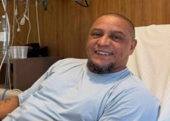 Roberto Carlos deixa o hospital após cirurgia de emergência no coração