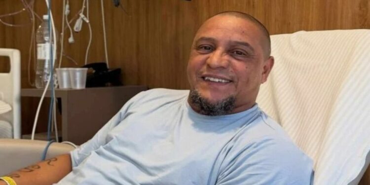Roberto Carlos deixa o hospital após cirurgia de emergência no coração