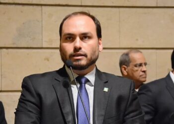 Carlos revela que médicos foram acionados à prisão após saúde de Bolsonaro piorar