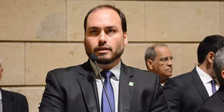 Carlos Bolsonaro se pronuncia após prisão de Filipe Martins