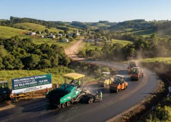 Avanço em obras de pavimentação em Doutor Ulysses promete mais segurança no trecho de 11,9 km com investimento de R$ 56,9 milhões, melhorando o acesso a povoados mais distantes da cidade