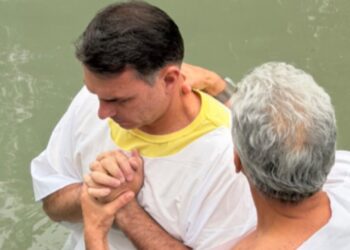 Batismo de Flávio Bolsonaro no Rio Jordão marca viagem a Israel
