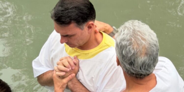 Batismo de Flávio Bolsonaro no Rio Jordão marca viagem a Israel