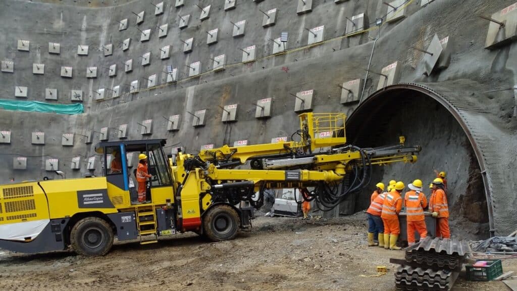 Megaobra de túnel com quase 10 km promete reduzir 4,5 horas de viagem, beneficiando turismo e exportações em construção que irá 'cortar montanhas'