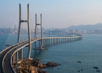 Segunda maior ponte sobre água salgada do planeta suporta terremotos de magnitude 8, tem 450 mil toneladas de aço e virou símbolo da engenharia com seus 42,5 km