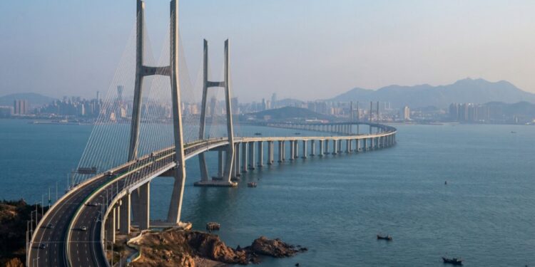 Segunda maior ponte sobre água salgada do planeta suporta terremotos de magnitude 8, tem 450 mil toneladas de aço e virou símbolo da engenharia com seus 42,5 km