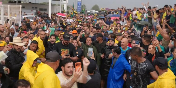 Esquerda reage com comemoração após manifestantes da Caminhada pela Liberdade de Nikolas sofrerem descarga elétrica
